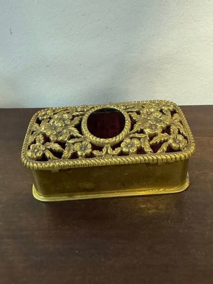 Caixa Decorativa em Metal Dourado com Detalhes Florais