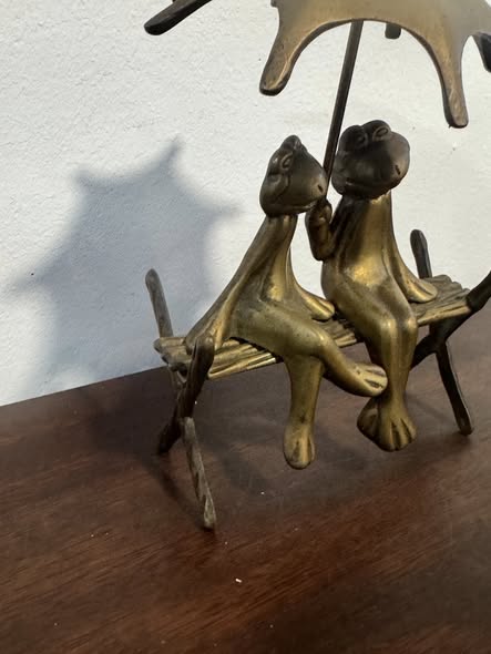 Escultura Decorativa Rãs sob Guarda-Chuva - Metal Dourado Vintage