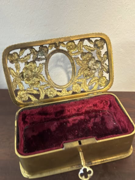 Caixa Decorativa em Metal Dourado com Detalhes Florais