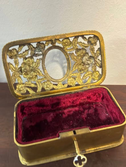 Caixa Decorativa em Metal Dourado com Detalhes Florais