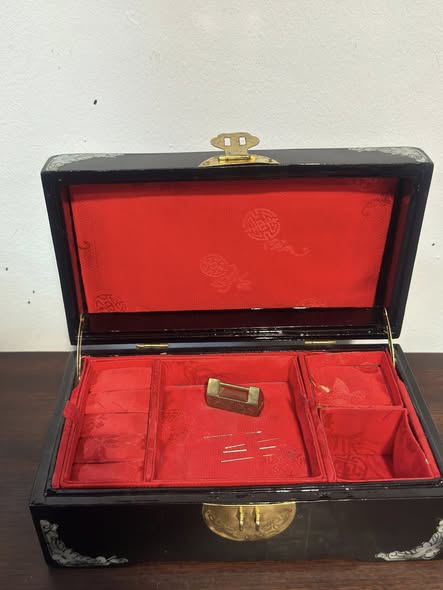 Caixa de Joias Oriental em Laca Preta com Incrustações de Madrepérola