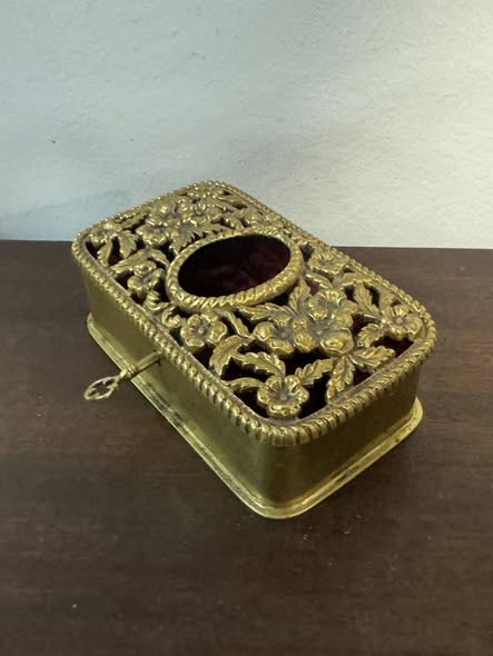 Caixa Decorativa em Metal Dourado com Detalhes Florais