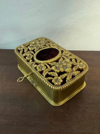 Caixa Decorativa em Metal Dourado com Detalhes Florais