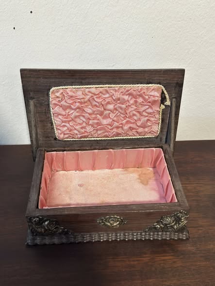 Caixa de Joalharia Antiga Portuguesa em Madeira com Aplicações em Prata