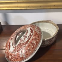 Terrina de Porcelana com Decoração Floral Castanha e Branca