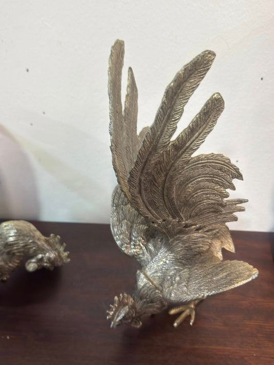 Par de Galos Decorativos em Metal Prateado