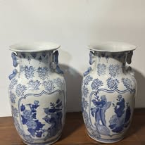 Par de Jarras em Porcelana Azul e Branca
