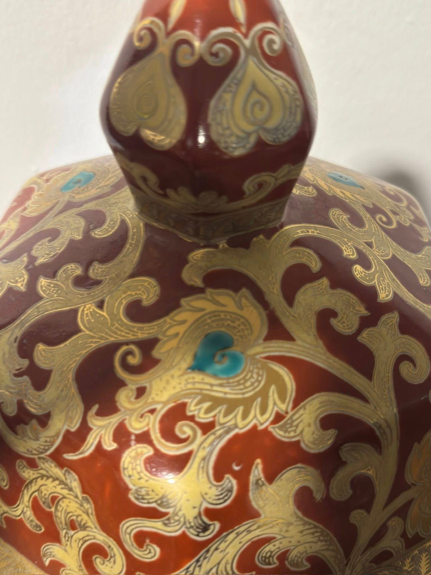 Vaso Chinês Hexagonal com Detalhes em Ouro e Turquesa