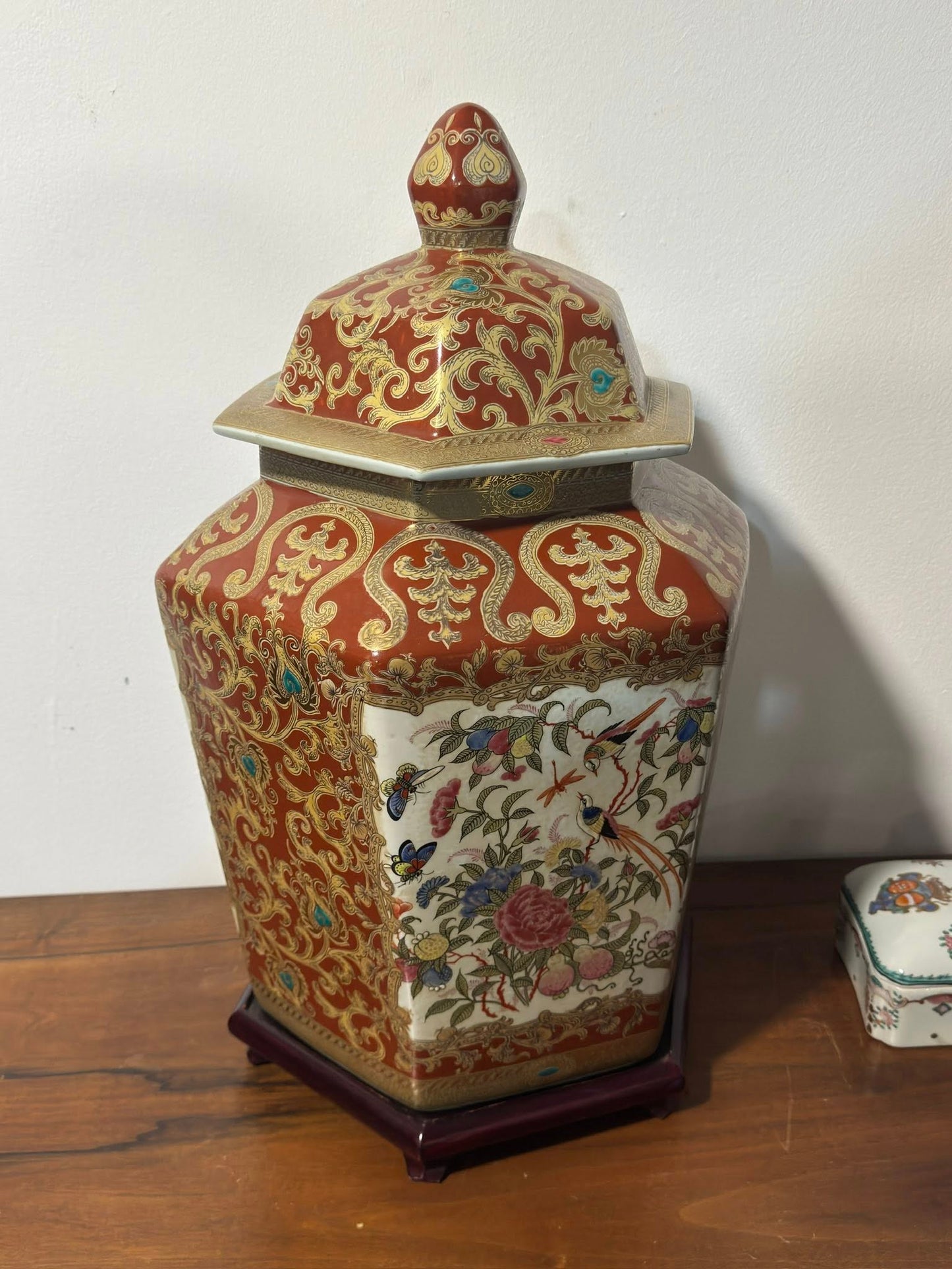 Vaso Chinês Hexagonal com Detalhes em Ouro e Turquesa