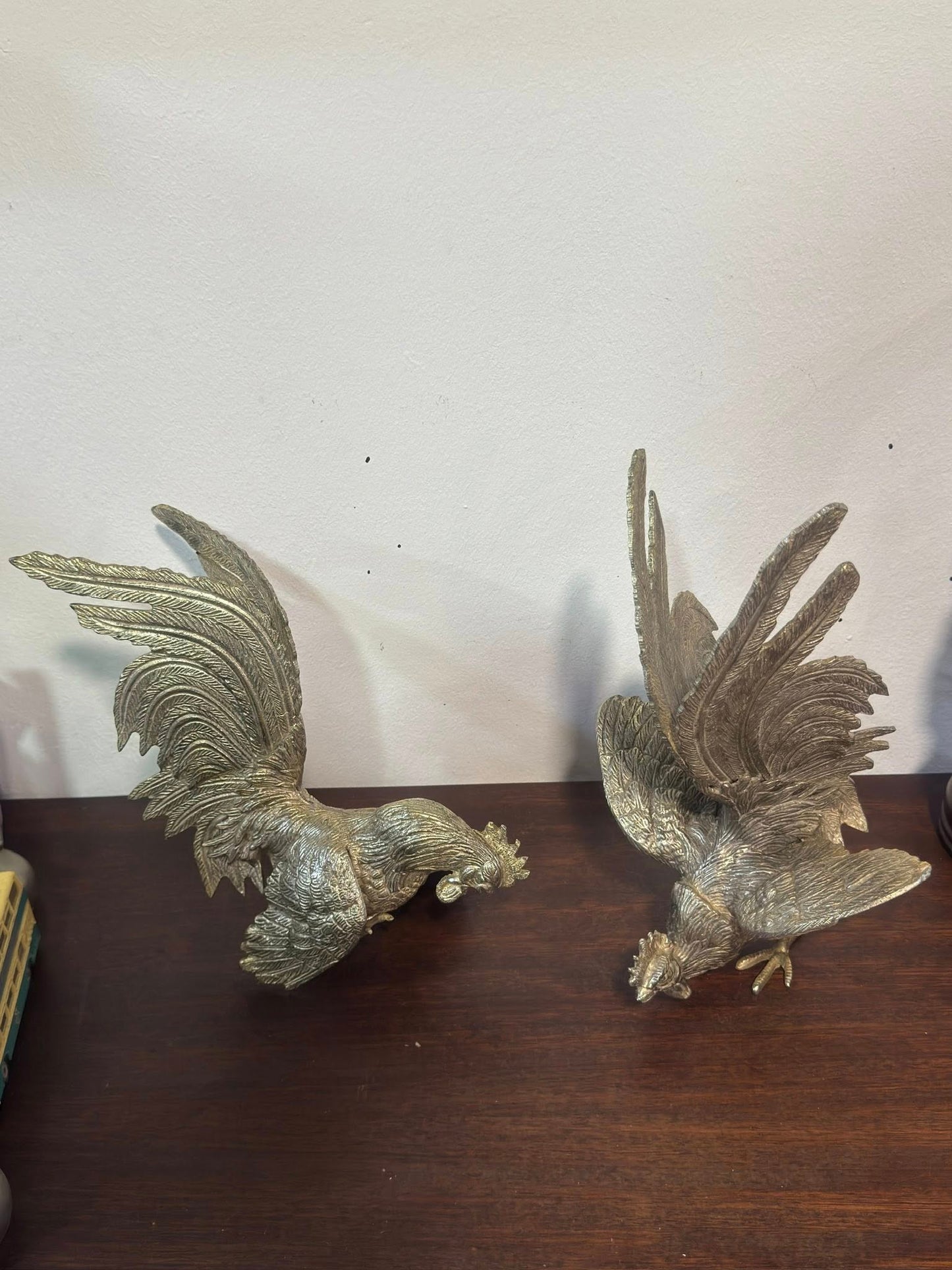 Par de Galos Decorativos em Metal Prateado