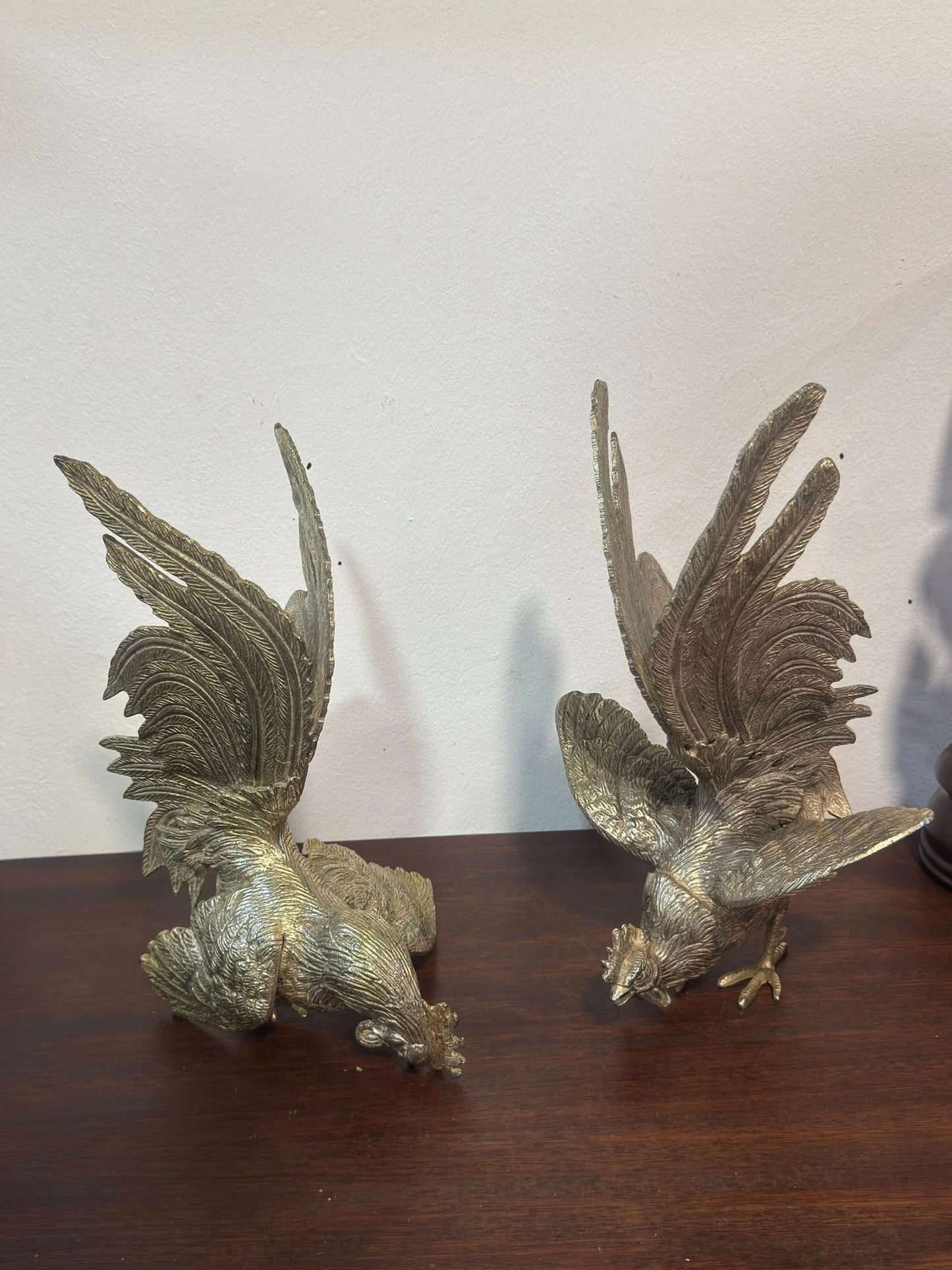Par de Galos Decorativos em Metal Prateado