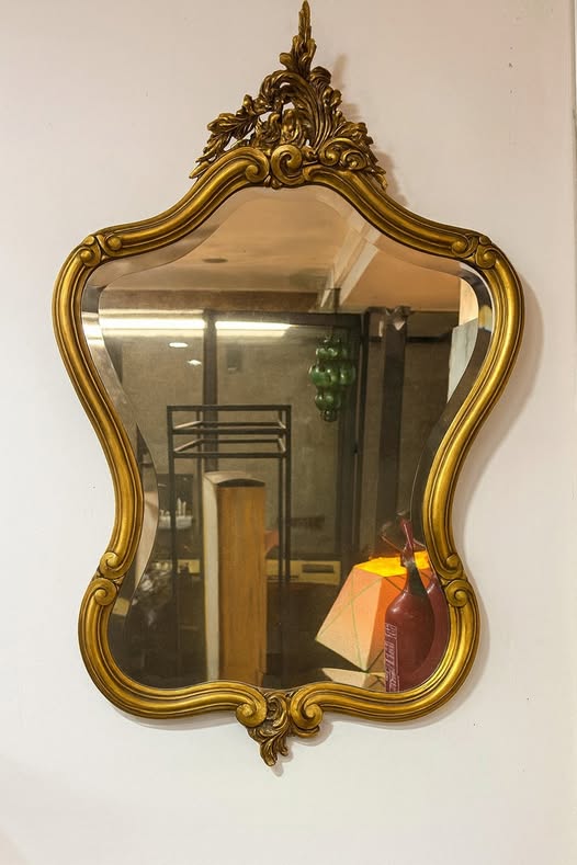 Espelho de Parede Dourado com Moldura Ornamentada Barroca