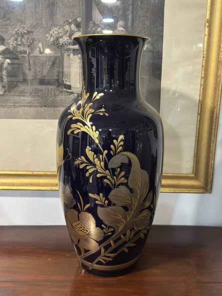 Jarra de Porcelana Azul Cobalto com Decoração Dourada