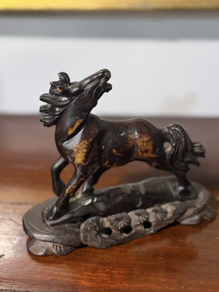 Escultura Decorativa de Cavalo em Madeira Entalhada com Pátina Escura - Arte Oriental