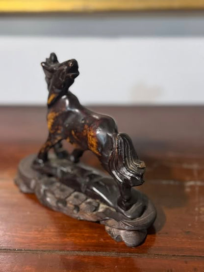 Escultura Decorativa de Cavalo em Madeira Entalhada com Pátina Escura - Arte Oriental