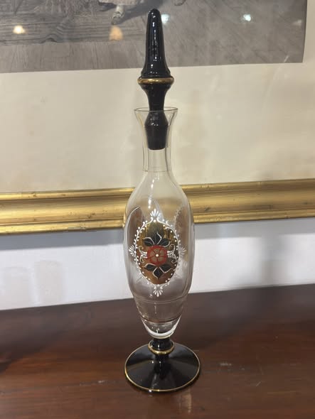 Garrafa Decorativa em Vidro com Brasão Heráldico e Copos