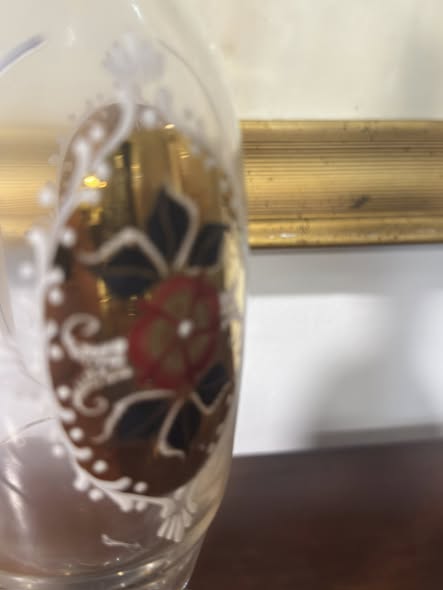 Garrafa Decorativa em Vidro com Brasão Heráldico e Copos