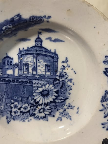 Prato Decorativo em Porcelana Azul e Branco com Motivos Arquitetónicos