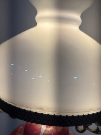 Candeeiro de Mesa em Porcelana Vermelha com Decoração Oriental Dourada e Globo de Vidro