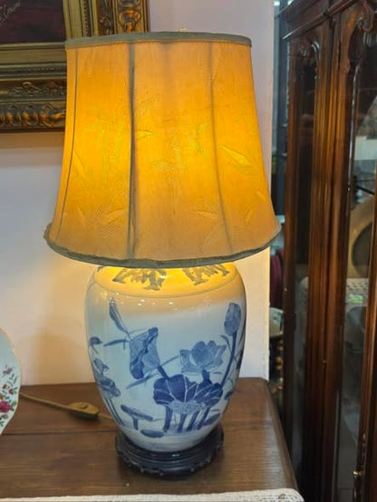Candeeiro de Mesa em Porcelana Azul e Branca com Decoração de Lótus