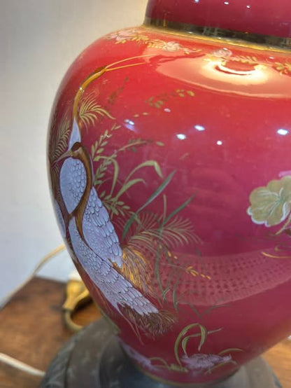 Candeeiro de Mesa em Porcelana Vermelha com Decoração Oriental Dourada e Globo de Vidro
