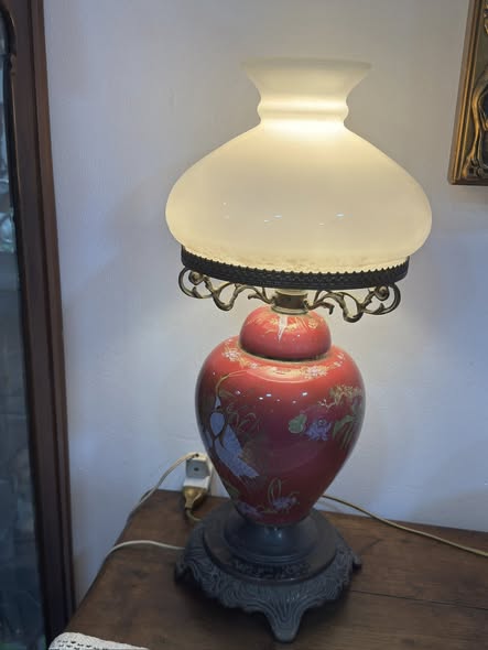 Candeeiro de Mesa em Porcelana Vermelha com Decoração Oriental Dourada e Globo de Vidro