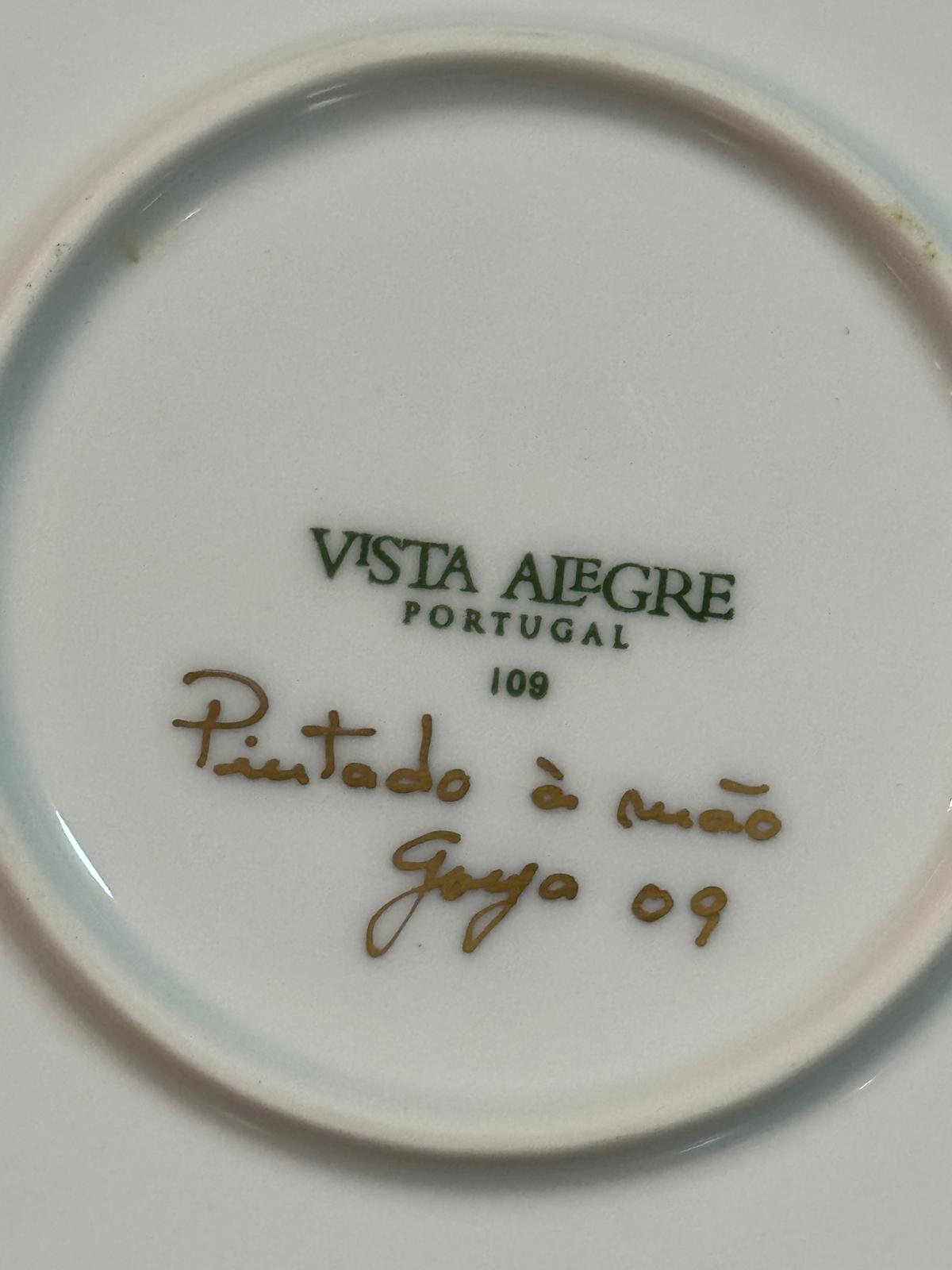 Prato Decorativo Vista Alegre com Íris Pintado à Mão - Goya 09