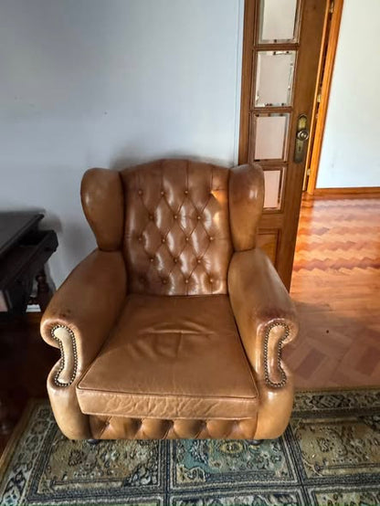 Cadeirão Chesterfield Vintage em Couro Camel com Capitoné