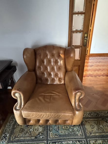 Cadeirão Chesterfield Vintage em Couro Camel com Capitoné