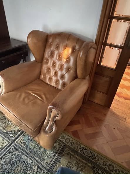 Cadeirão Chesterfield Vintage em Couro Camel com Capitoné