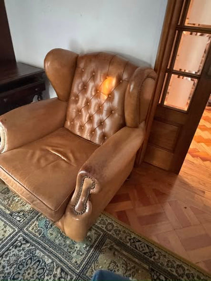 Cadeirão Chesterfield Vintage em Couro Camel com Capitoné