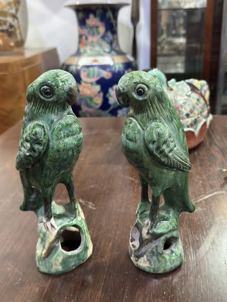 Par de Papagaios em Faiaça Chinesa Vidrada a Verde — Dinastia Qing