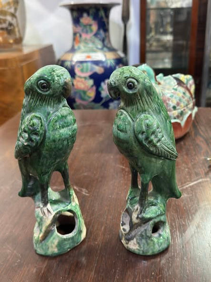 Par de Papagaios em Faiaça Chinesa Vidrada a Verde — Dinastia Qing