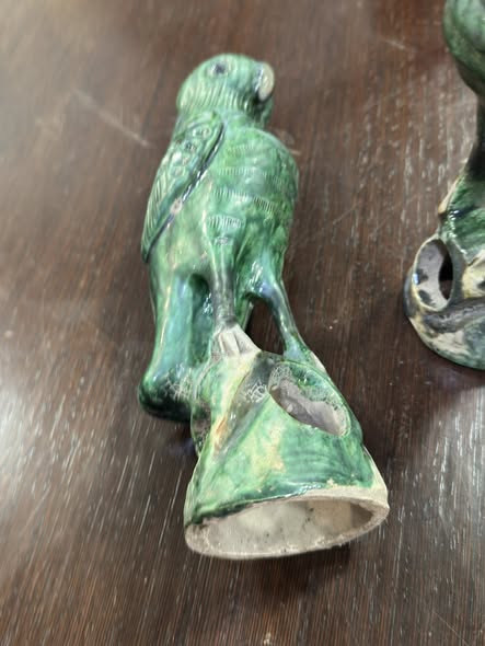 Par de Papagaios em Faiaça Chinesa Vidrada a Verde — Dinastia Qing