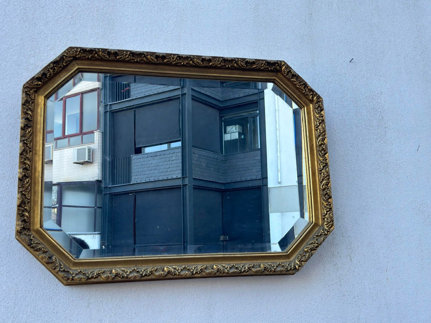 Espelho Vintage com Moldura Dourada Octogonal