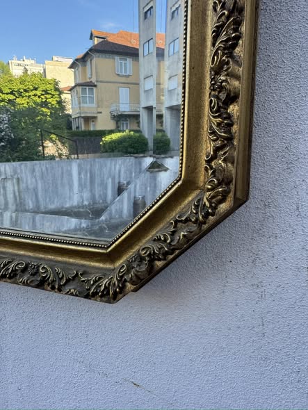 Espelho Vintage com Moldura Dourada Octogonal