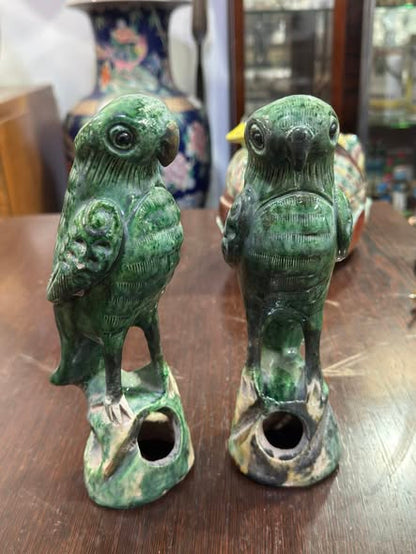 Par de Papagaios em Faiaça Chinesa Vidrada a Verde — Dinastia Qing