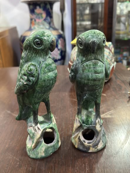 Par de Papagaios em Faiaça Chinesa Vidrada a Verde — Dinastia Qing