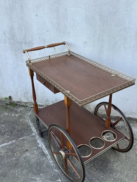 Carrinho de Chá Vintage com Detalhes em Latão