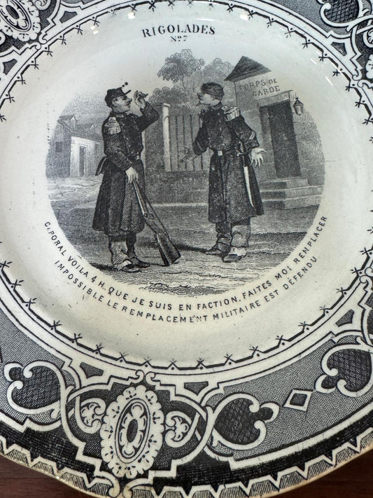 Prato Francês Transferware Rigolades Nº2 - Cena Militar Humorística Século XIX
