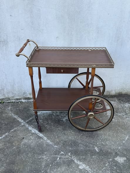 Carrinho de Chá Vintage com Detalhes em Latão