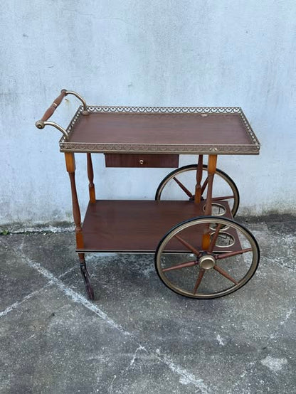 Carrinho de Chá Vintage com Detalhes em Latão