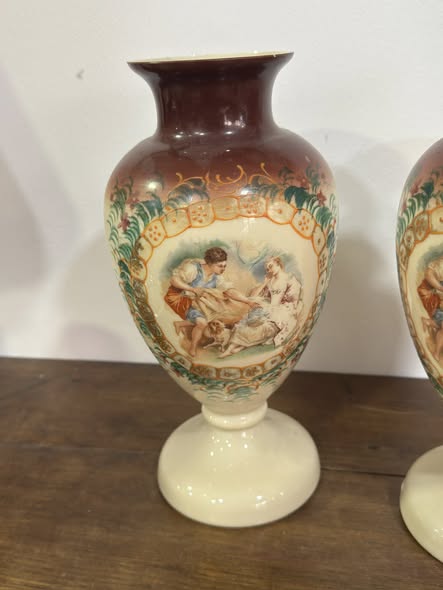 Par de Jarrões em Vidro Opalino Soprado com Cenas Românticas — Art Nouveau (c. 1900)