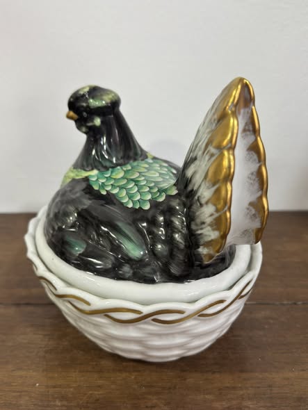 Galinha sobre Cesto — Porcelana Vista Alegre, Pintado à Mão