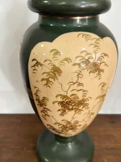 Jarrão Monumental com Tampa — Porcelana Verde Império com Cenas Neoclássicas (c. 1900)