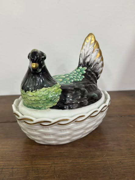 Galinha sobre Cesto — Porcelana Vista Alegre, Pintado à Mão