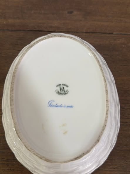 Galinha sobre Cesto — Porcelana Vista Alegre, Pintado à Mão