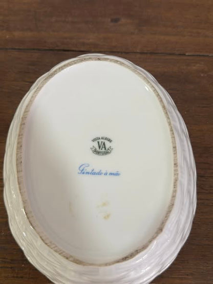 Galinha sobre Cesto — Porcelana Vista Alegre, Pintado à Mão