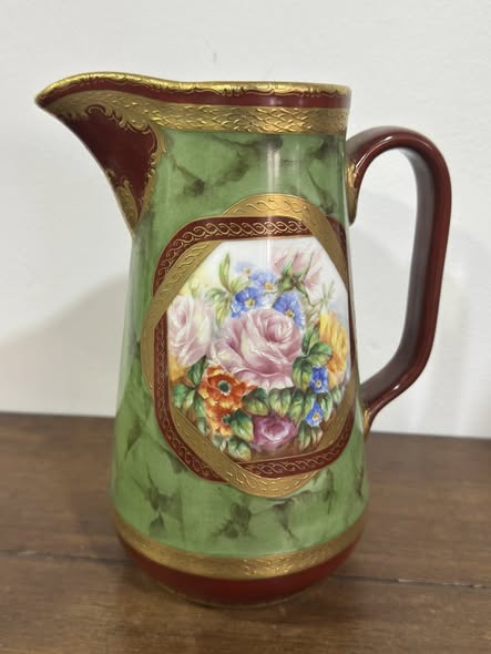 Jarra Vista Alegre — Pintura Manual Assinada "Pinto" — Modelo 974 (1881–1921)