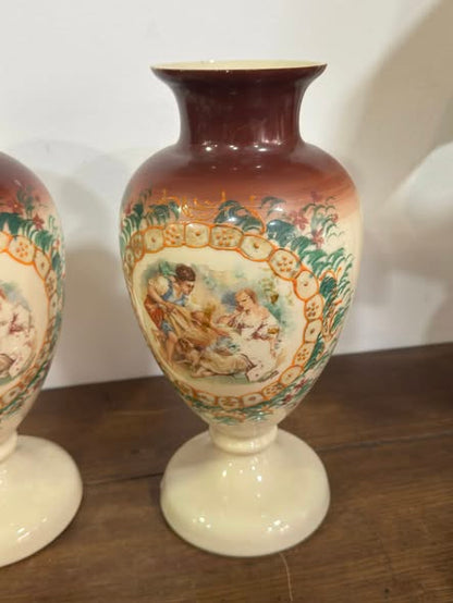 Par de Jarrões em Vidro Opalino Soprado com Cenas Românticas — Art Nouveau (c. 1900)